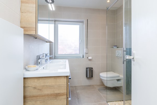 Foto - Te koop: Vlakbij het winkelcentrum in het geliefde, rustige Schaesberg ligt deze charmante, geïsoleerde hoekwoning met een verrassend ruime, multifunctionele zolderverdieping. 